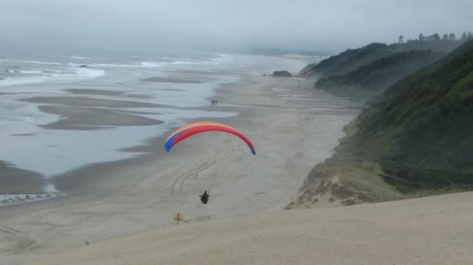 Blick von der Düne nach Norden. Die beste Windrichtung ist NW. Der Strand darf mit Fahrzeugen befahren werden. Es empfehlen sich aber Allradantrieb oder ein PickUp-Truck.