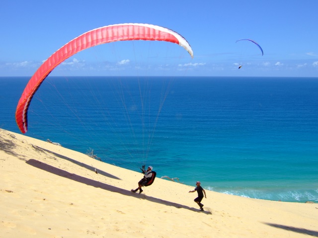 Launching gliders at rainbow beach in strong conditions sometimes turns out to be easier with some assistance ...