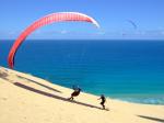 Paragliding Fluggebiet ,,Launching gliders at rainbow beach in strong conditions sometimes turns out to be easier with some assistance ...