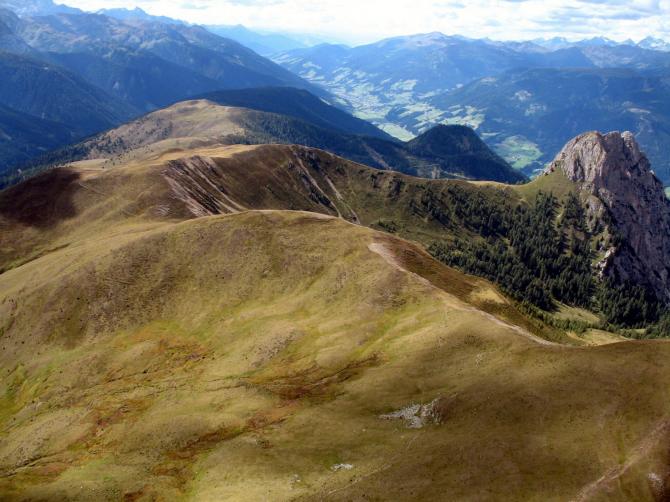 Blick nach Westen in richtung Sillian, ca. 15km entfernt, dahinter die Italienische Grenze. Rechts unten etwas ausserhalb im Bild der Gipfel des Golzentipp