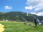Paragliding Fluggebiet Europa » Österreich » Osttirol,Golzentipp,Blick ueber den Landeplatz hinweg mit der Windfahne auf den Golzentipp.
