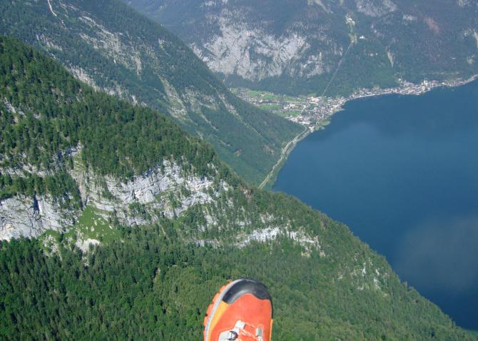 Kurz nach dem Start vom Krippenstein, Hallstatt mit Hallstätter See am 16. Juli 2008