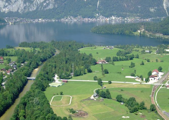 Hallstätter See, Traunmündung und im Hintergrund Hallstatt am 16. Juli 2008