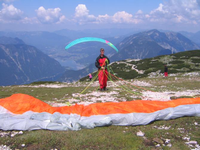 Krippenstein Startplatz mit Blick auf den Hallstätter See. Foto aufgenommen im Sommer 2004.