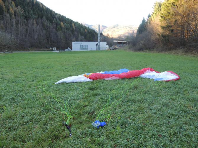 update Ende 2013: Am Anfang, also in der Einflugschneise des Landeplatzes steht nun ein Kraftwerk. Landungen gehen trotzem noch gut.