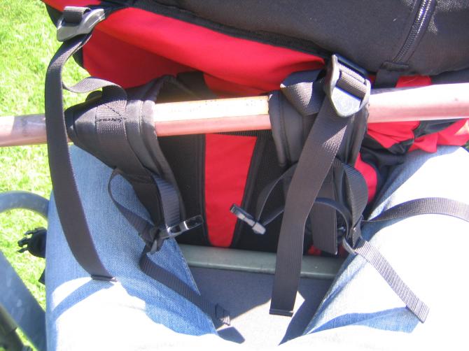 Während der Liftfahrt kann man den Rucksack auf den Bügel hängen.