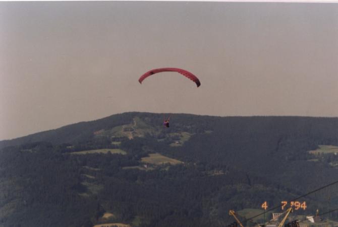 Nach dem Start. Vorne ein andere Flugberg: Rownica (884).