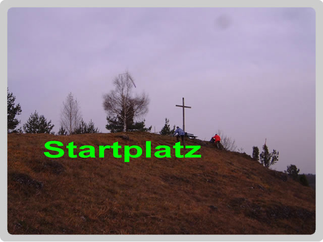 Startplatz Kallmünz

- gestartet wird links vom Gipfelkreuz (siehe Bild)
- Schirm an der Hangkante auslegen
- Rückwärtsstart empfohlen