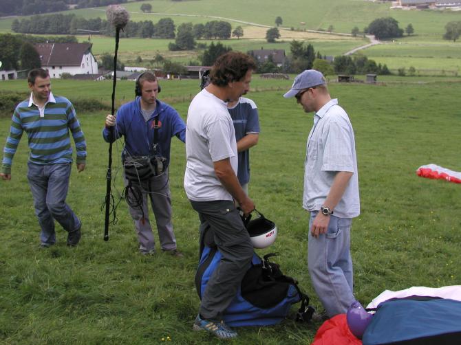 Stefan Raab an der Nordhelle zu Besuch bei der Drachen- und Gleitschirmflugschule Oberberg, hier im Gespräch mit dem Inhaber Arno Gröbner