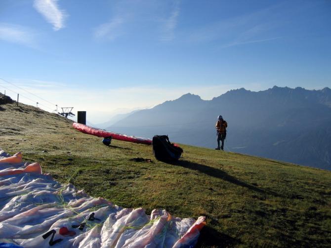 Startplatz Zettersfeld ganz früh morgens im September 2006 - der Aufstieg hat sich schon für das Panorama gelohnt. Ein morgentlicher Abgleiter aus dieser Höhe ist einfach wunderschön entspannend und man kann ganz in Ruhe den Landeplatz studieren :)