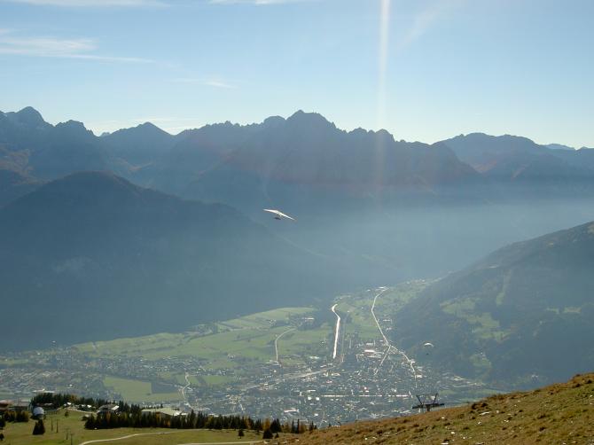 Drachenflieger + Gleitschirmpilot kurz nach dem Start