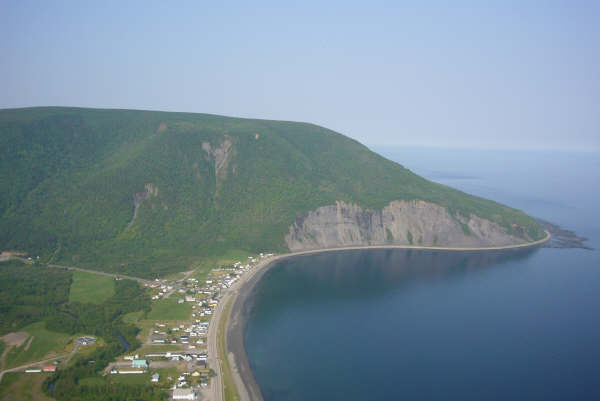 Die Aussicht während des Fluges ist genial, gelandet werden kann am Strand oder am Landeplatz im Ort - CAVE: viele Stromleitungen