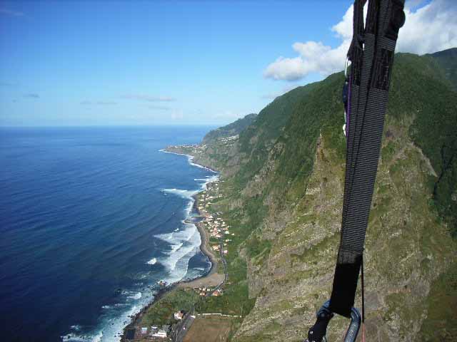 Europas höchste Wellenperioden formen die Struktur des Meeres auf der Nordküste Madeiras, aus der Luft ein optischer Leckerbissen, für die Wellenreiter das Paradies, leider zu nass und zu salzig für "Vogelmenschen"