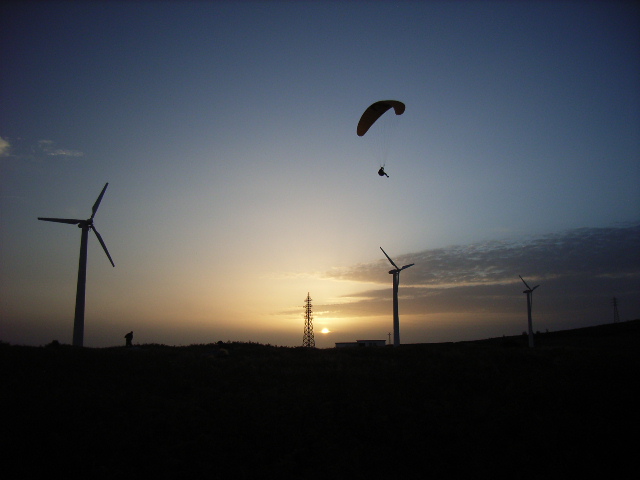 Madeira bei Sonnenuntergang, Fliegen bis zum Abwinken auf über 1600müNN vor dem Windpark Paul da Serra, kilometerlanges Hochgebirgssoaring mit Toplandungen garantiert