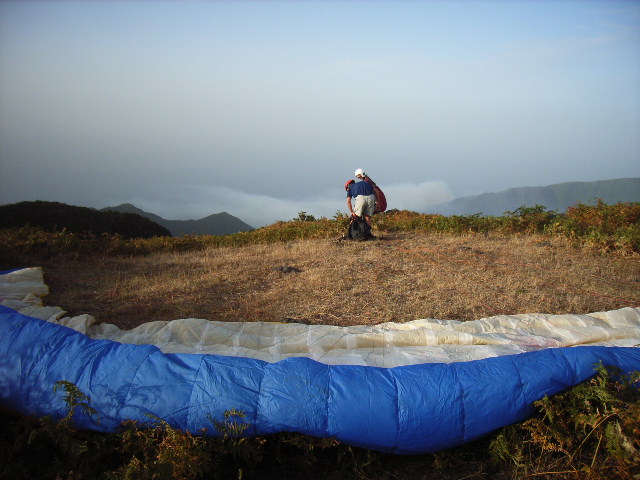 Tandemperspektive am Startplatz auf der Nordseite Madeiras, 1600müNN mit der sommertypischen Inversionsbewölkung deutlich tiefer