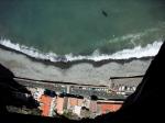 Paragliding Fluggebiet Europa Portugal Madeira,Bica da Cana,ein kleiner Ausschnitt vom Strand in Sao Vicente, neben der Straße befinden sich mehrere Bars und Restaurants, ideal für den Pick-Up