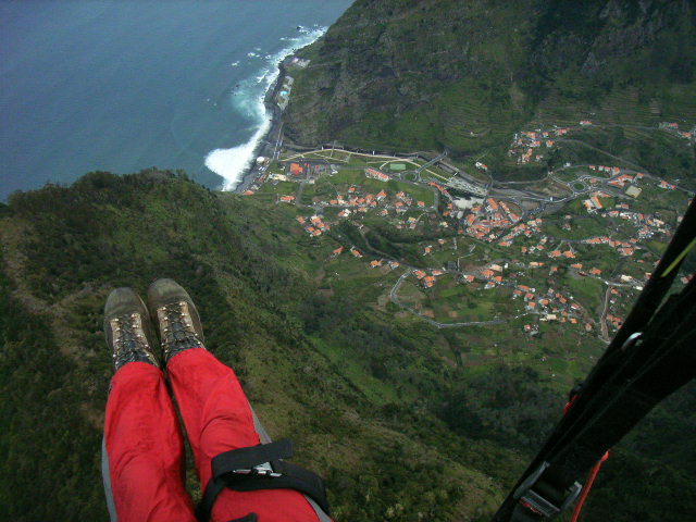 mehr als 1000m über dem Meeresspiegel bei Ankunft an Madeiras Nordküste, am Ende des Talkessels von Sao Vicente liegen die Ländeplätze in unmittelbarer Nähre zum Meer