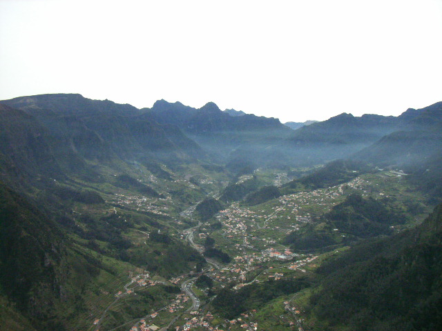 Blick zurück auf die höchsten Gipfel Madeiras und den Talkessel von Sao Vicente, wegen Inversionswetterlage mit einigen Dunstschichten künstlerisch vernebelt