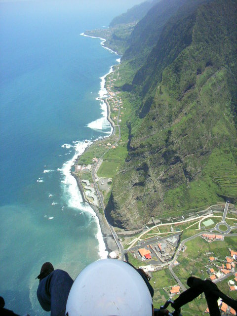 auf der Nordseite Madeiras, Blick und Flug von Sao Vicente nach Ponta Delgada, einfach der Steilküste entlang soaren, bis die Sonne untergeht;-)