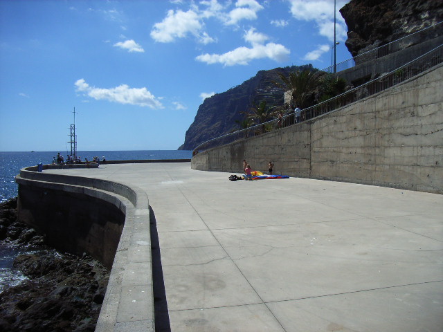 im Hintergrund "Die Klippe" Cabo Girao 580m vertikal, spektakulär, Landung mit dem Tandem auf der neuen Uferpromenade in Camara de Lobos, direkt vor der Hafeneinfahrt, der alte Fischerort mit dem "besten" Bars und Getränken auf Madeira