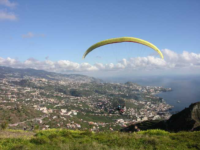 schöner Wiesenstartplatz mit Blick auf Camara de Lobos und den Kessel von Funchal, östlich vom Aussichtspunkt, auch toplandbar.
Wenn der Wind am Cabo Girao nicht von SW weht, sondern O