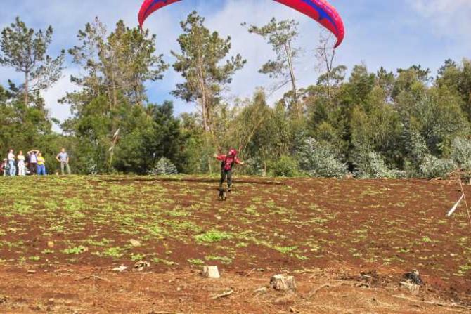 Start zu einem atemberaubenden Flug in der höchsten Meeresklippe Europas