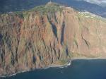 Paragliding Fluggebiet Europa » Portugal » Madeira,Pico da Cruz,grandioser Blick auf "Die Klippe", oben links von der Bildmitte der Startplatz, unten rechts der Kiesstrand, Akropilots Best Location ;-)