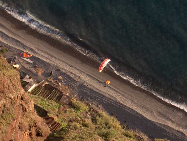 Blick vom Aussichtspunkt senkrecht zum Kiesstrand