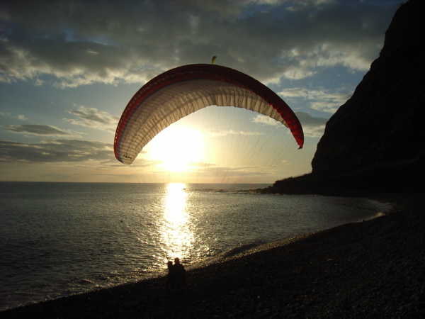 mit dem Tandem bei Sonnenuntergang am Cabo Girao landen, kaum zu toppen, wann geht die letzte Bahn nach oben? ;-)