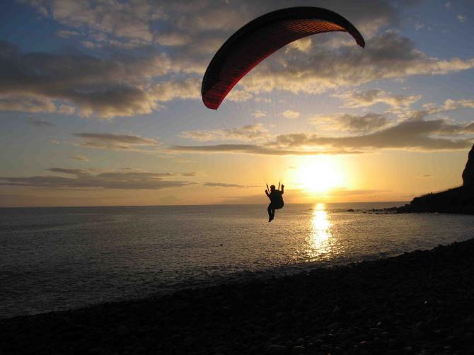 Sonnenuntergangslandung an der höchsten Klippe Europas, am Fusse des Cabo Girao, Südseite Madeira