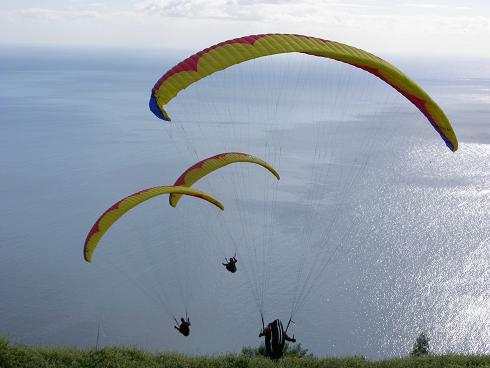 Synchronstart von 3 Acropiloten am Cabo Girao, der höchsten Klippe Madeiras und Europas, Einstieg in die "Never Ending Thermal" selbst mit weniger als 20 m²