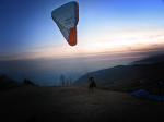 Paragliding Fluggebiet Europa » Italien » Venetien,Bassano - Monte Grappa,Rückwärtsaufziehen und Startvorbreitung vor dem letzten Flug des Tages kurz vor Sonnenuntergang. Weststartplatz.