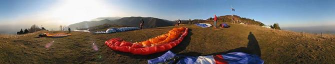 Weststartplatz. Wind dreht gegen Abend auf West und ermöglicht herrliche Flüge in der Abendsonne.