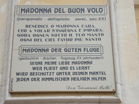 Eine Madonna der guten Flüge gibt es nur in Bassano! Dieses Schild hängt an der Dorfkirche in Semonzo.