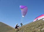 Paragliding Fluggebiet Europa » Italien » Umbrien,Castelluccio,Start vom Platz oberhalb des Rifugio Perugia in Richtung San Pellegrino. Vor dem Start noch ein wenig mit dem Schirm zu spielen steigert die Vorfreude  auf den anstehenden Flug.