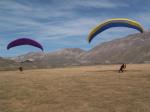 Paragliding Fluggebiet Europa » Italien » Umbrien,Castelluccio,Günter & Martin in Castellucio beim Bodenhandling - 22.09.2004
