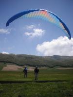 Paragliding Fluggebiet Europa » Italien » Umbrien,Castelluccio,Aufziehübung am Ostübungshang im Mai 2005.