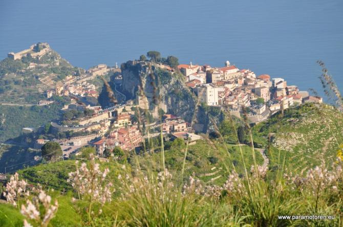 Blick vom Monte Venere über Castelmol nach Taormina