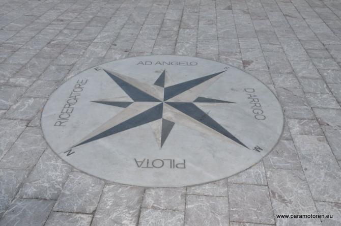 Gedenkstein für einen Abenteurer der Lüfte
Angelo d'Arrigo