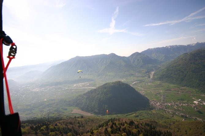 Surfen über dem Felsen.