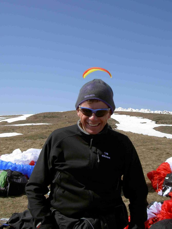 Kein Zweifel: Diesem Piloten gefällts hier auf dem Monte Aveno.

Was mag er wohl im Schilde führen?

Die nächsten Bilder zeigen es!