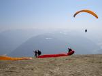Paragliding Fluggebiet Europa » Italien » Venetien,Monte Avena,Der Startplatz ist zugleich Abrisskante für den Schlauch. Es geht drum auch an bedeckten Tagen mit 5-8 Metern pro Sekunde senkrecht in die Luft.