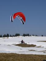 Paragliding Fluggebiet Europa » Italien » Venetien,Monte Avena,Ostern 2006: Die ganze Skywalk-Familie war hier, auch der neue Chili! 

Der Spruch über die "Löcher" im Schirm disqualifiziert übrigens automatisch, denn man sieht sie jeweils nur, wenn man tiefer unten fliegt und neidisch hochguckt...