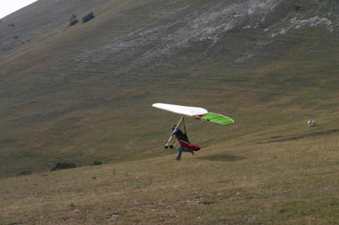 SP Monte Cucco 1185 müM

Eigentlich ist der SP zu wenig steil im Profil, auch bei 30kmh Wind !