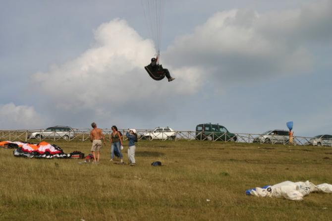 Im 25-30kmh Wind "fliegen" oder besseres Boden-Soaring mit hebern, die klassischen Bilder von GS hier !