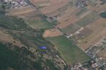 Paragliding Fluggebiet Europa » Italien » Umbrien,Monte Cucco,LP Sigillo 490 müM
Blick rtg Süd

Das gemeinsame Landefeld ist Rechts vom Gleitschirm, beim Kiesweg zu sehen.