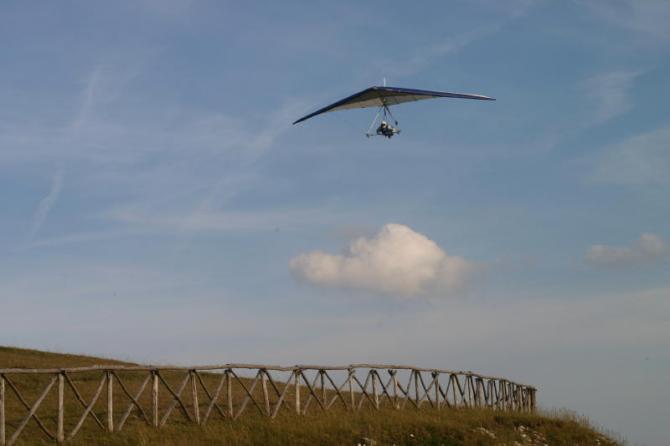 Anflug aus Süd 
parallel zu Strasse dann zum Top landen.