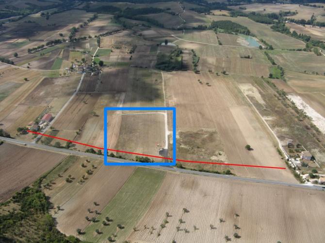 Landeplatz Sigillo (SW): Rot eingezeichnet: Telefonleitung auf ca. 4m Höhe