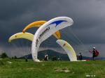 Paragliding Fluggebiet Europa » Italien » Latium,Norma,Norma 15. Mai 2005, Aufziehen der Schirme bei dunkeln Wolken im Hintergrund, die sich zum Glueck nicht naehern