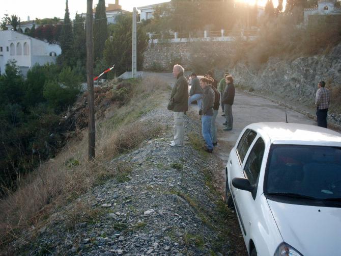Hier sieht man nochmal warum.Schirm liegt im Lee,oben die Stromleitung und unten ruscht einem der Boden unter den Füßen weg.